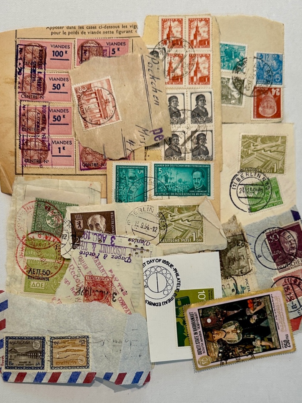 Approximately 750 Vintage International and US Postage Stamps - Weight is 3 0z - Picture 8 of 10